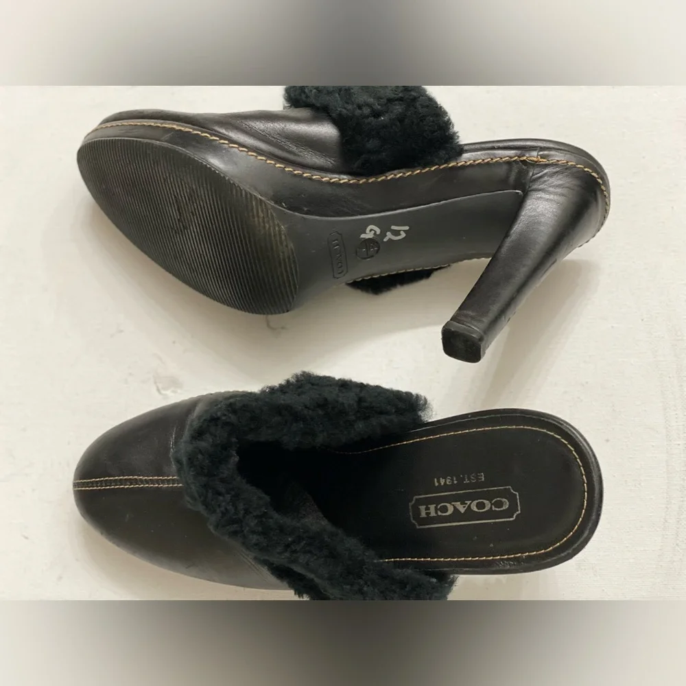 COACH Top quality leather slip on women size 7, this shoe is like New, - Picture 5 of 7